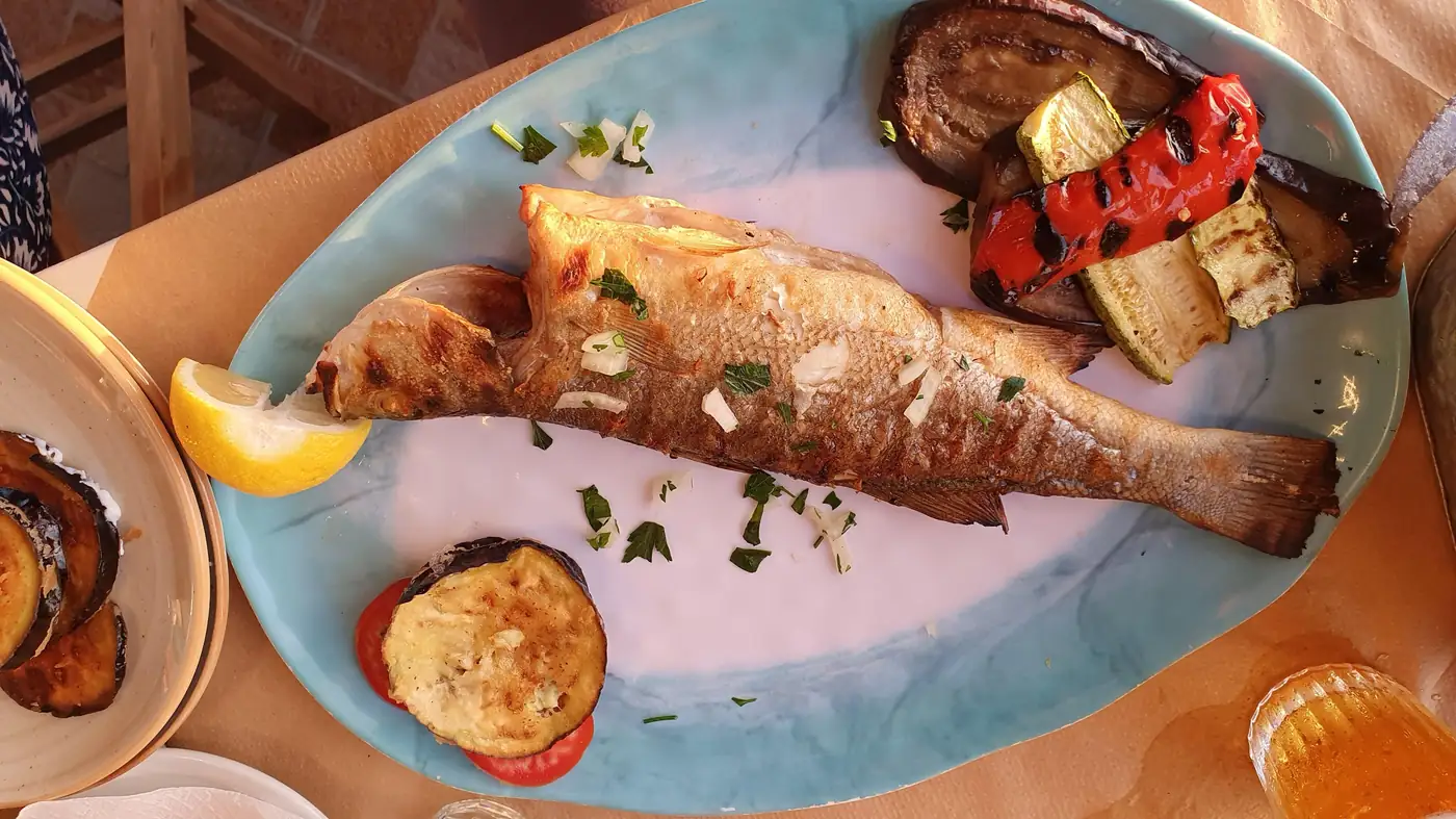 Whole grilled fish with vegetables