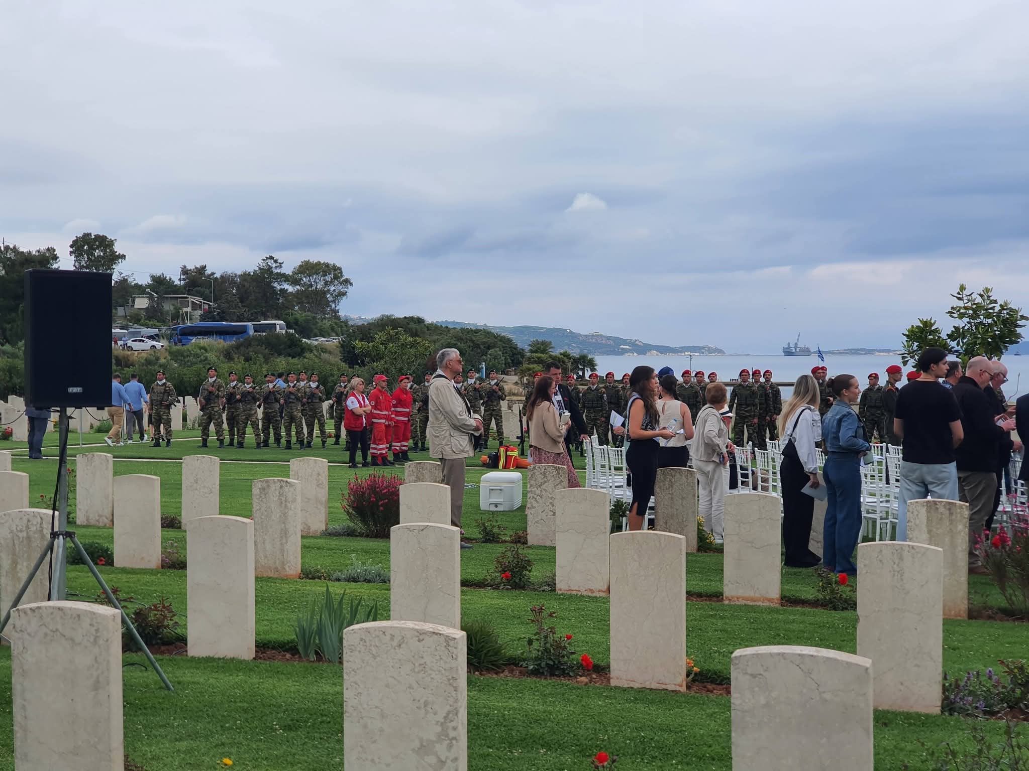 Cimetière du Commonwealth de Souda : rangées de stèles blanches et garde d'honneur face à la baie, commémoration de la Bataille de Crète