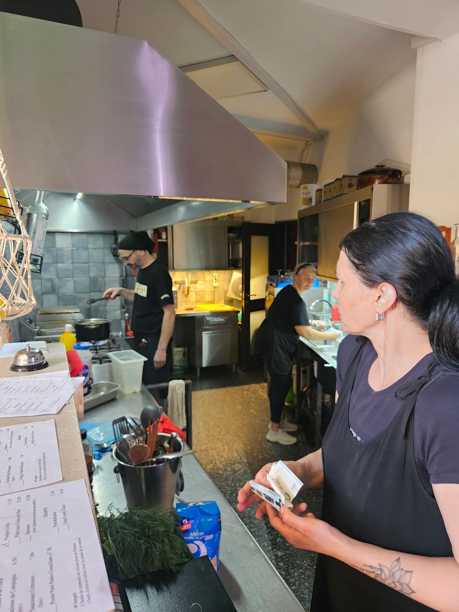 Ilie et son épouse en cuisine dans leur taverne Bellot à Héraklion