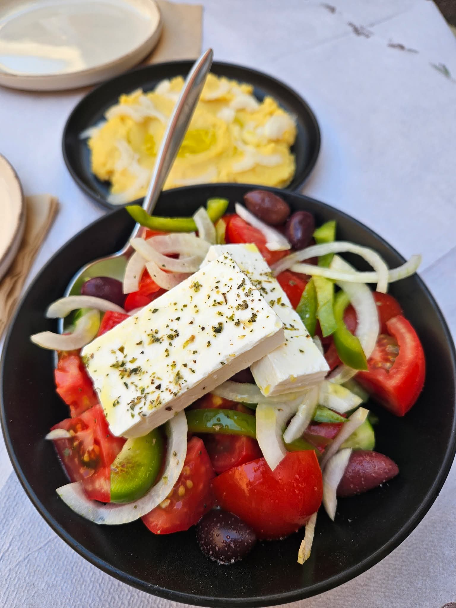 Salade grecque avec feta et fava à Héraklion