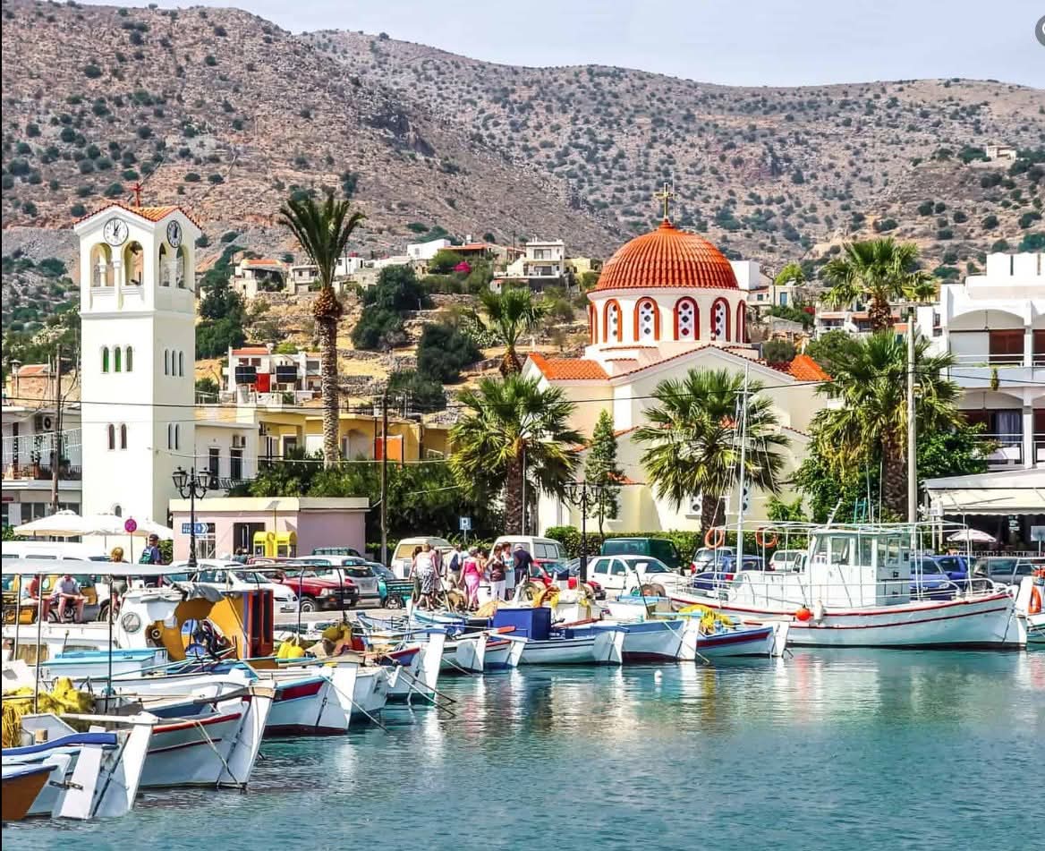 Port d'Elounda : barques de pêche, église à coupole et clocher, Crète
