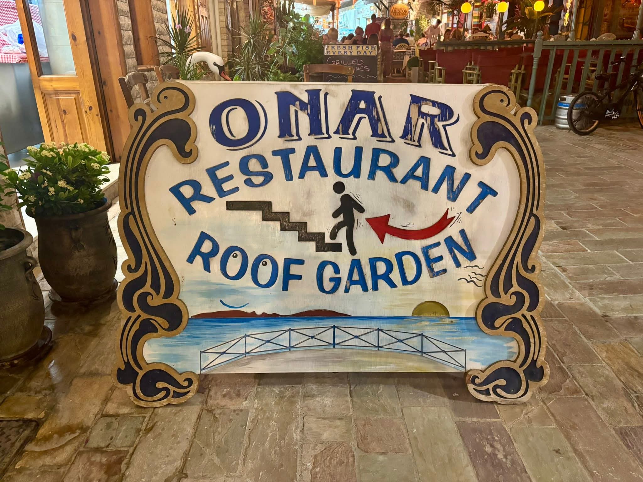 Enseigne du Onar Restaurant & Roof Garden à Agia Galini