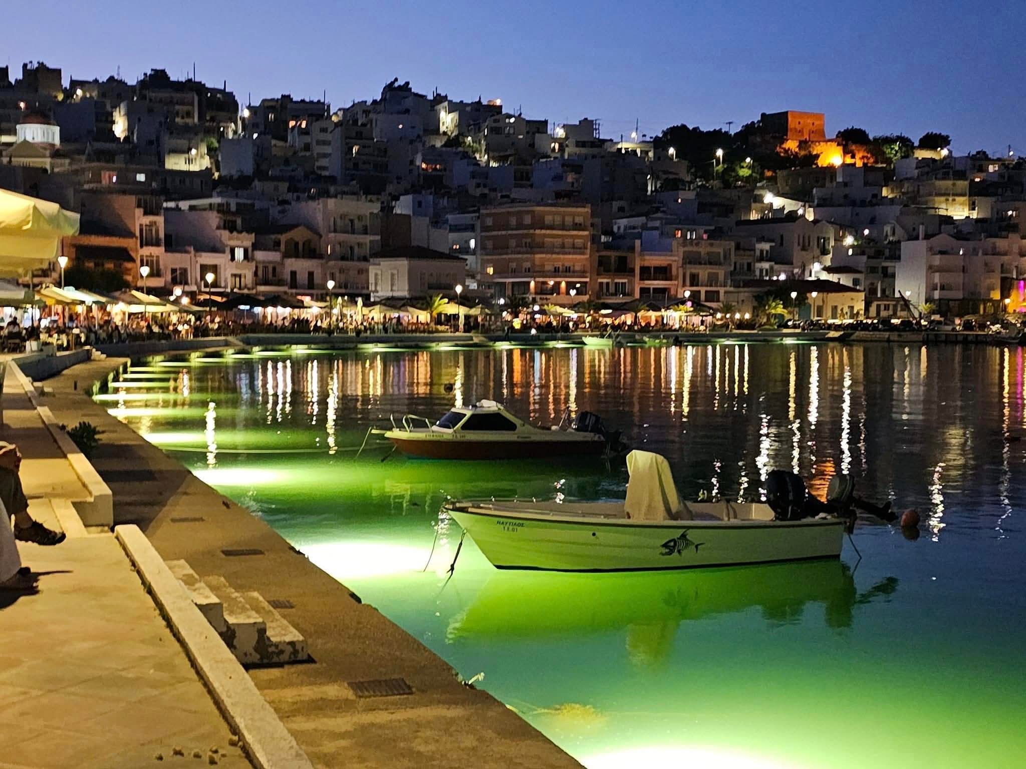Le port de Sitia illuminé au crépuscule, barques et front de mer, extrême est de la Crète