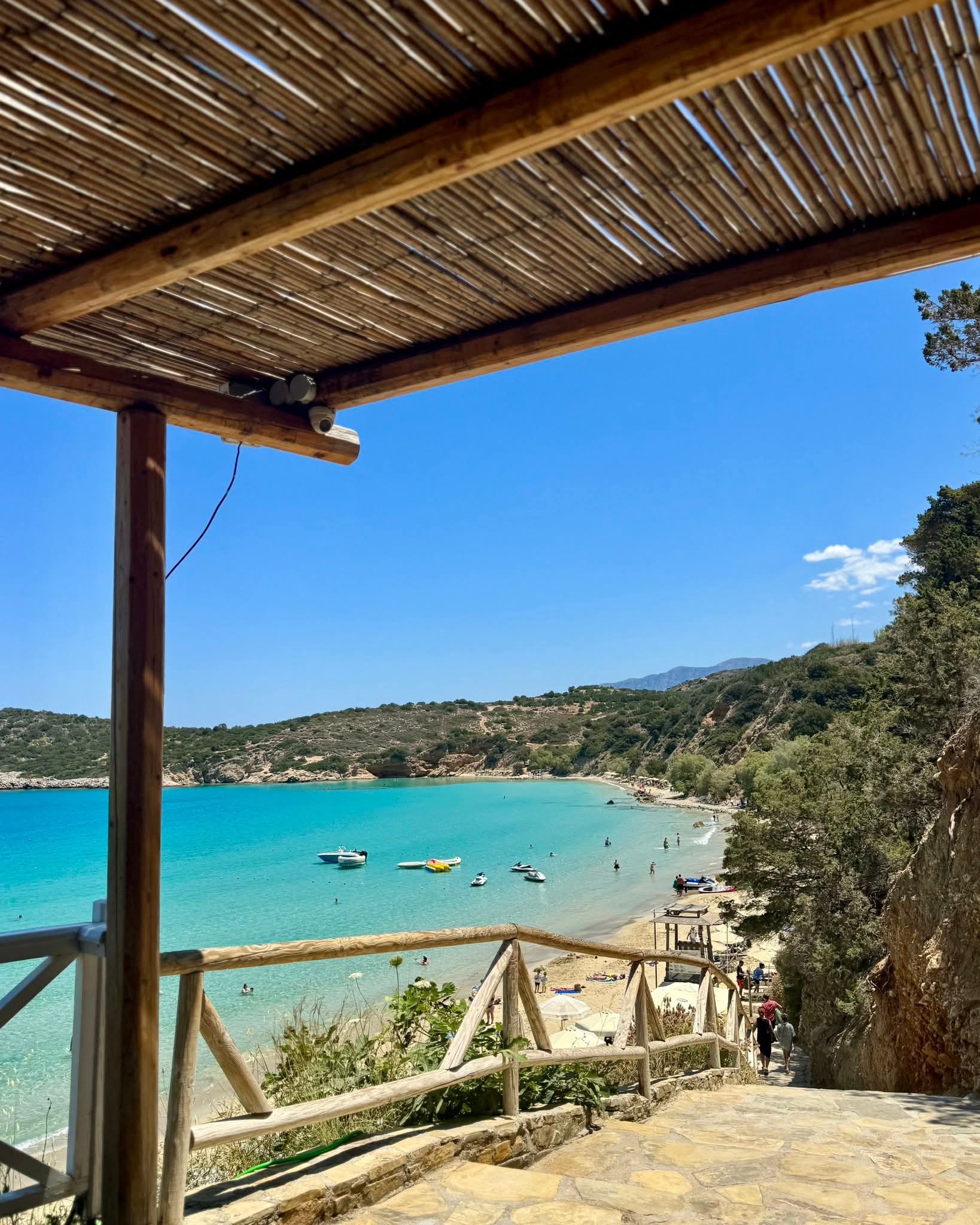 Escalier de bois d'un bar de plage descendant vers la plage de Voulisma, Istron, Crète