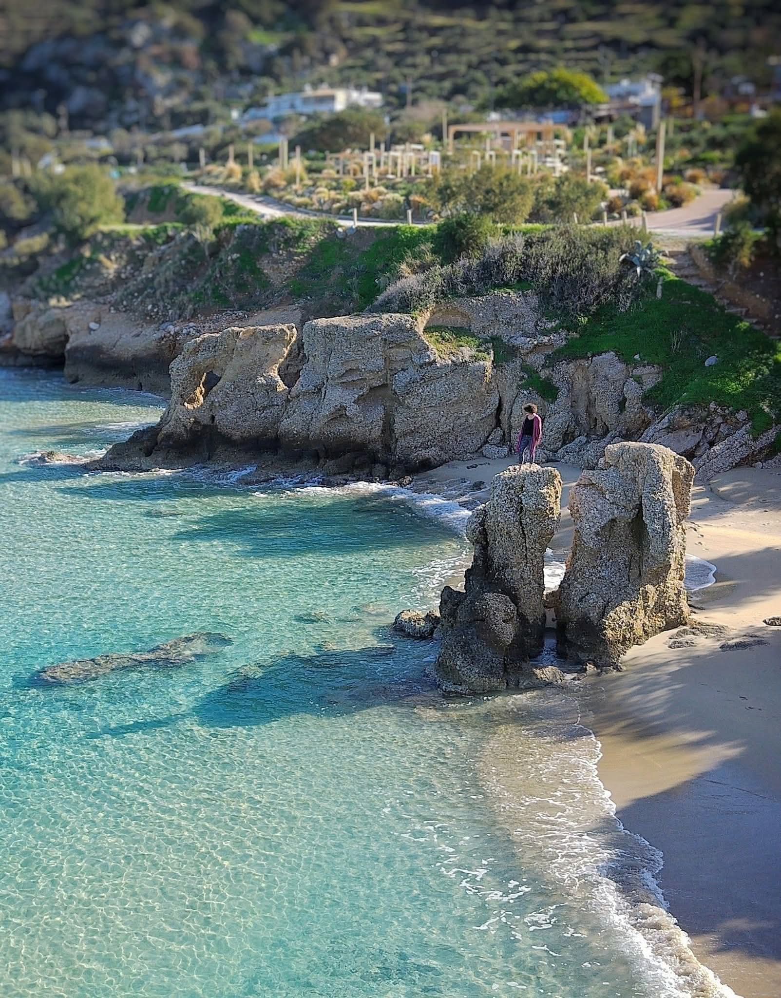 Voulisma hors saison : rochers jumeaux et eau claire sur une plage déserte, golfe de Mirabello, Crète