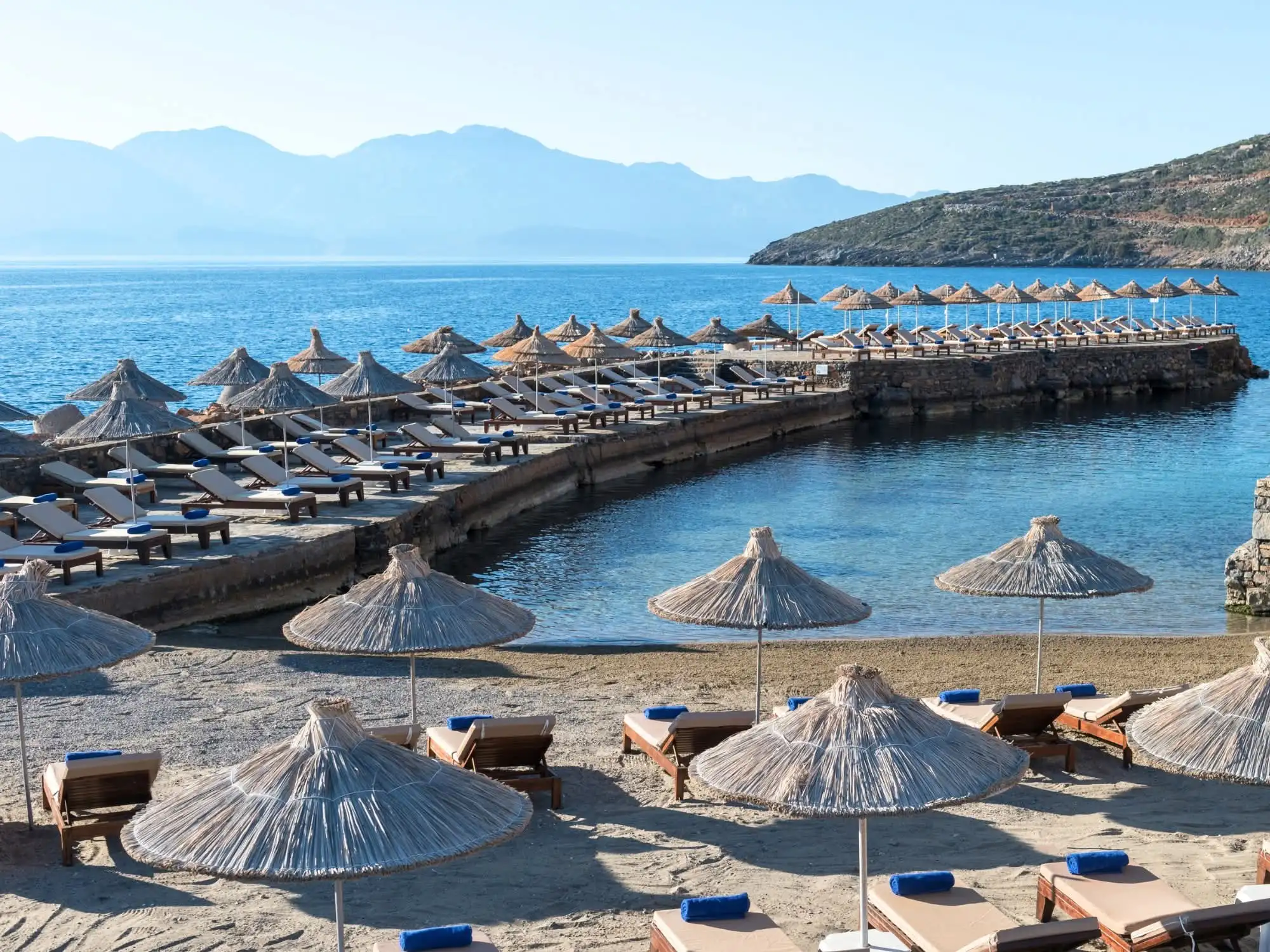 L'hôtel Aquila Elounda Village en bord de mer, golfe de Mirabello, Crète orientale
