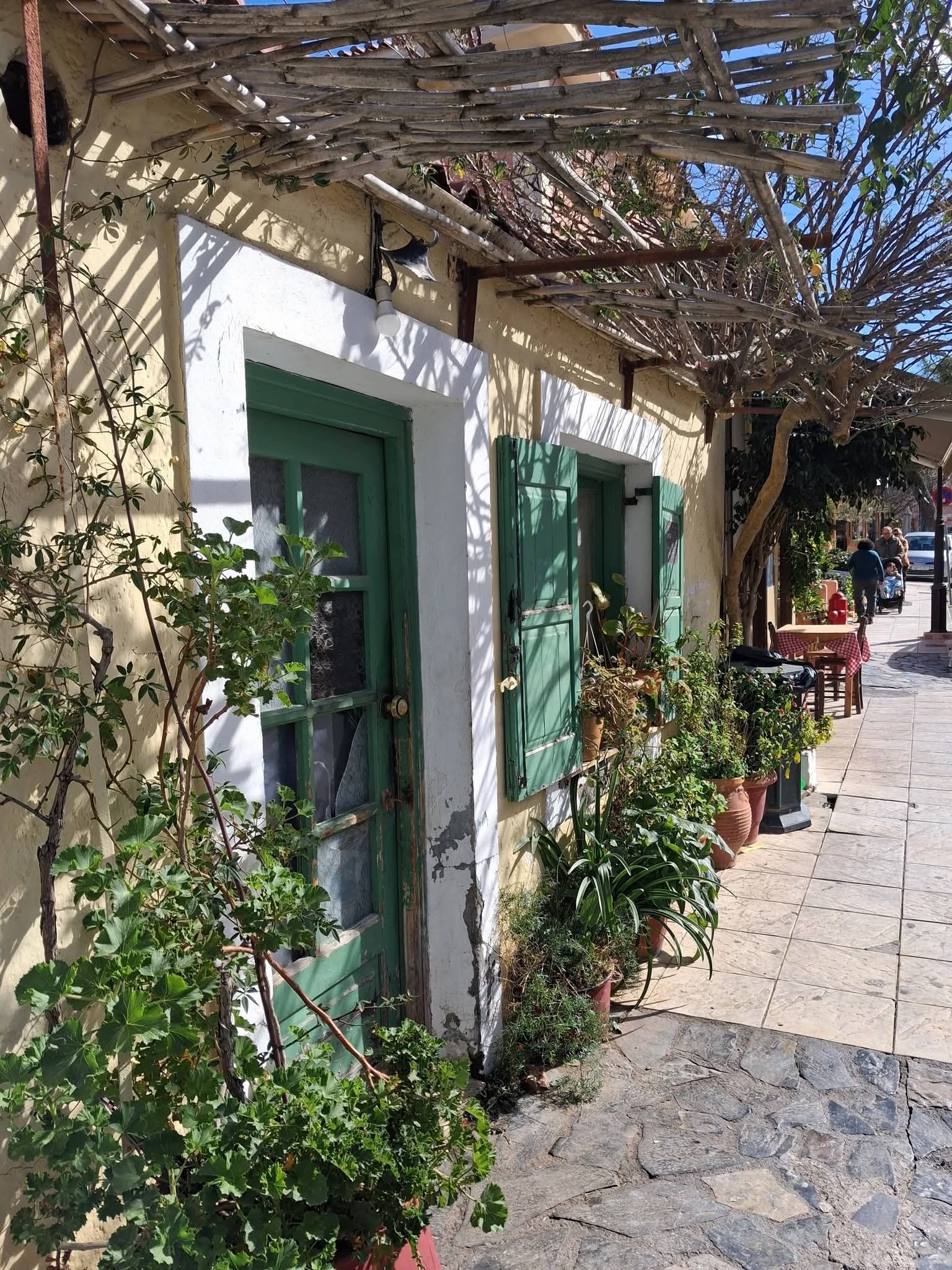 Archanes — Getting lost in the flowered lanes