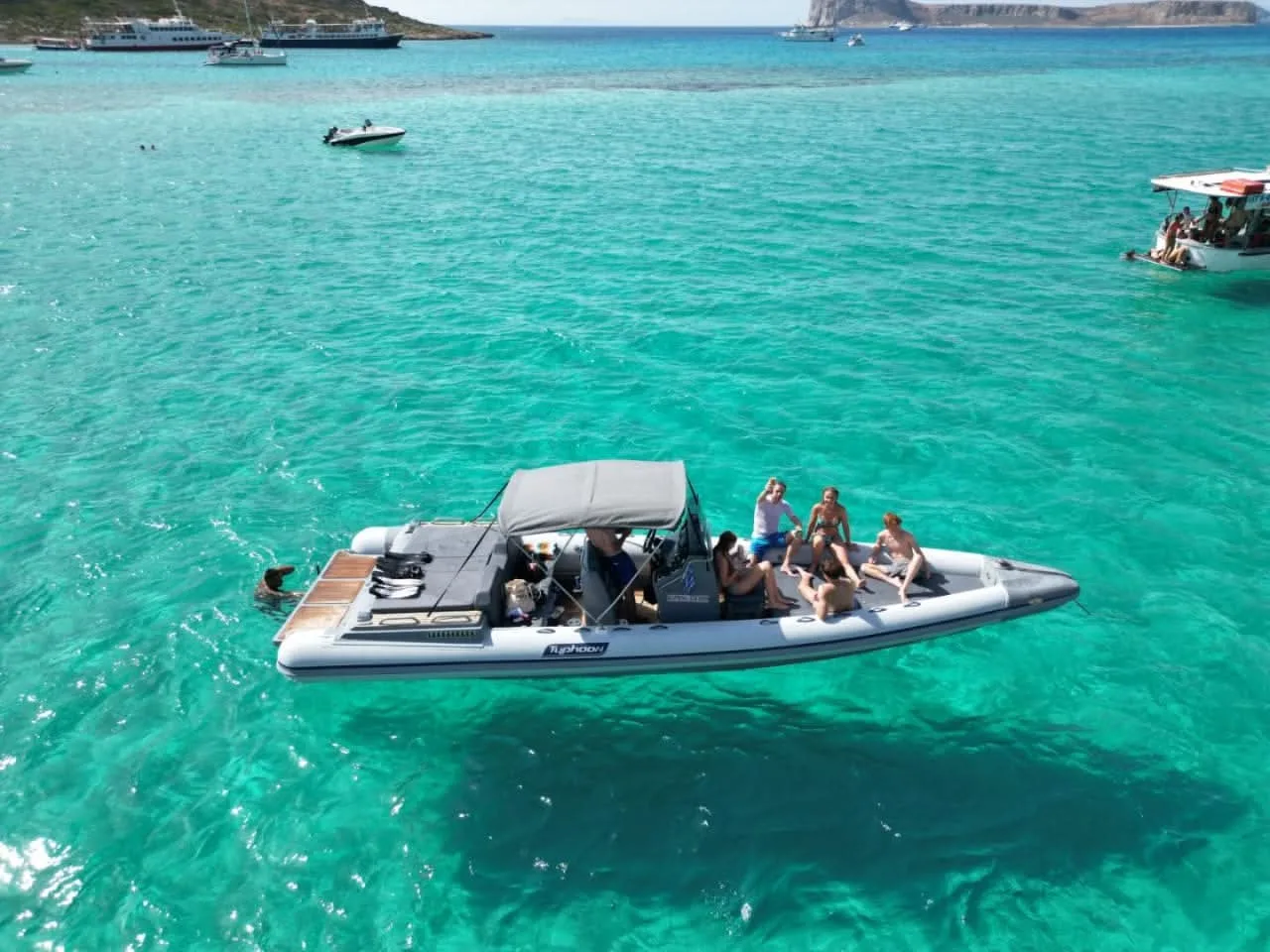 Voilier en petit groupe au départ de Kissamos vers le lagon de Balos, Crète occidentale