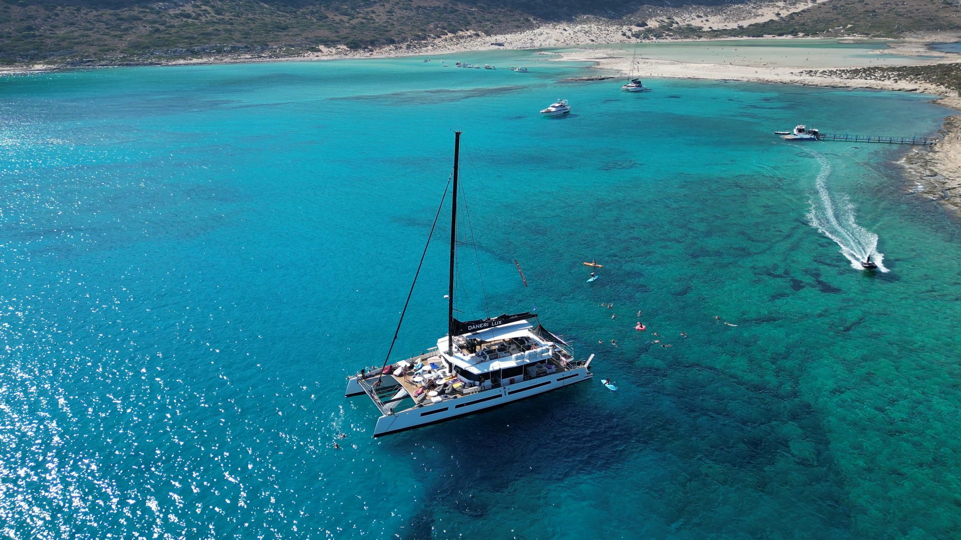 Vue aérienne du catamaran DanEri Lux dans le lagon turquoise de Balos, Crète