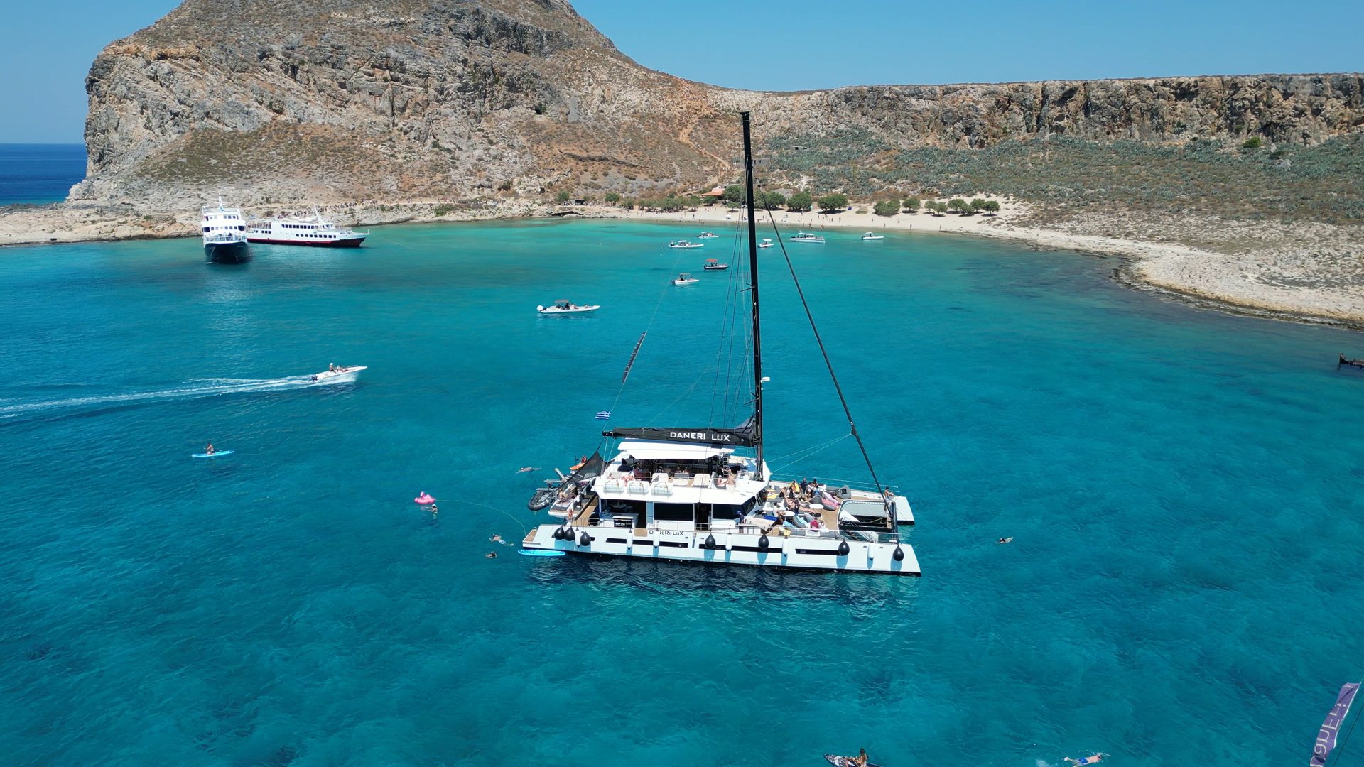 Le catamaran DanEri Lux dans le lagon de Balos, presqu'île de Gramvousa, Crète — croisière recommandée par Crète Immersion