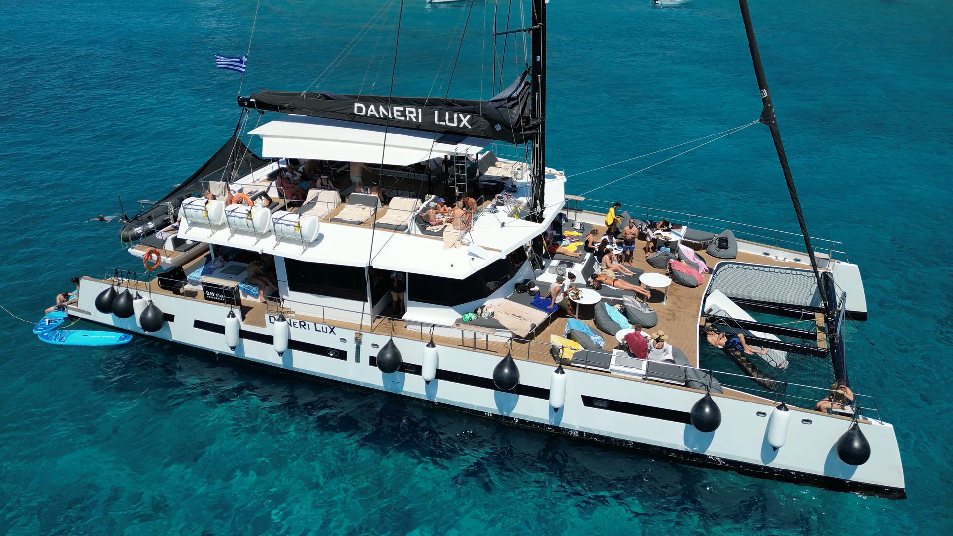 Catamaran DanEri Lux et son grand pont vu du ciel dans le lagon de Balos, Crète