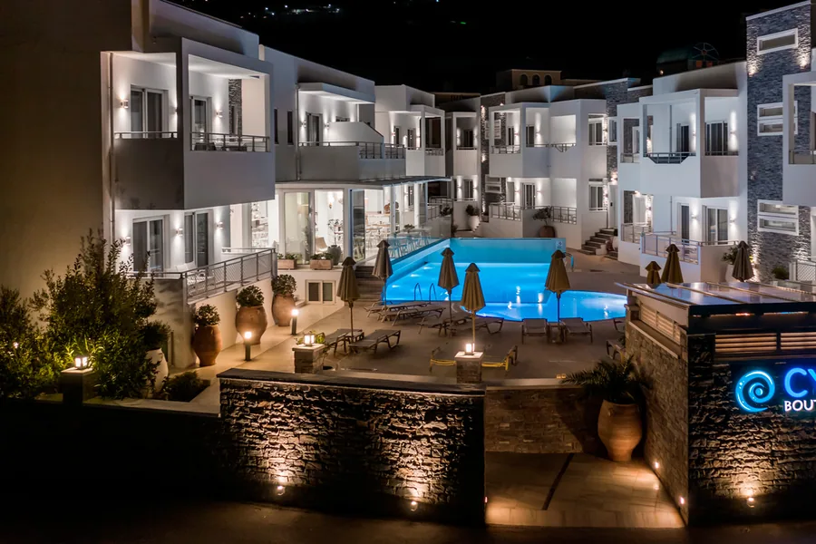 Hôtel Cyano intégré dans la baie spectaculaire de Plakias, côte sud de Crète
