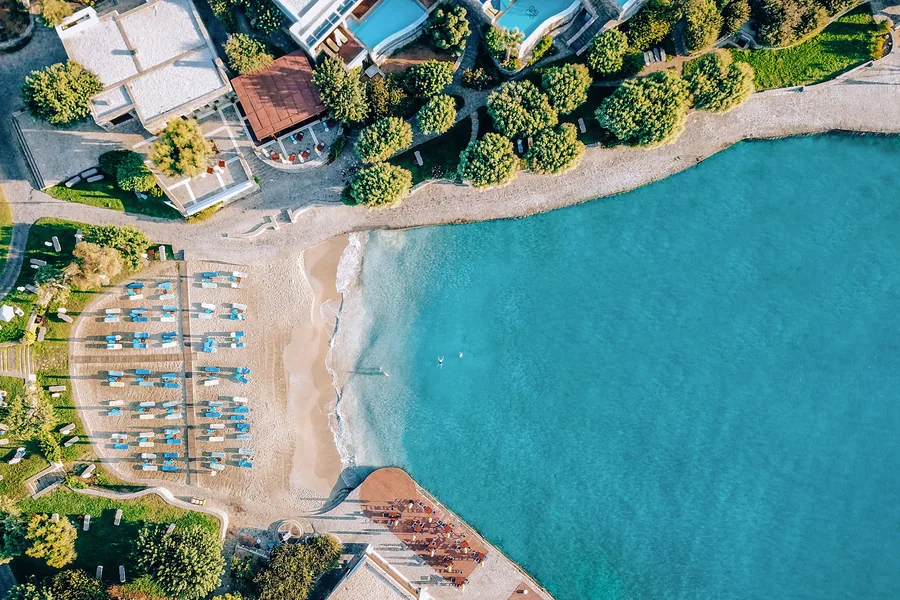 Vue classique de l'Elounda Bay Palace sur la baie d'Elounda, Crète orientale