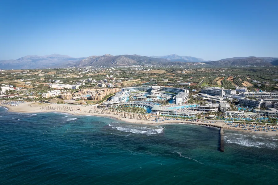 Façade contemporaine du Lyttos Mare Resort avec son parc aquatique, Analipsi Crète