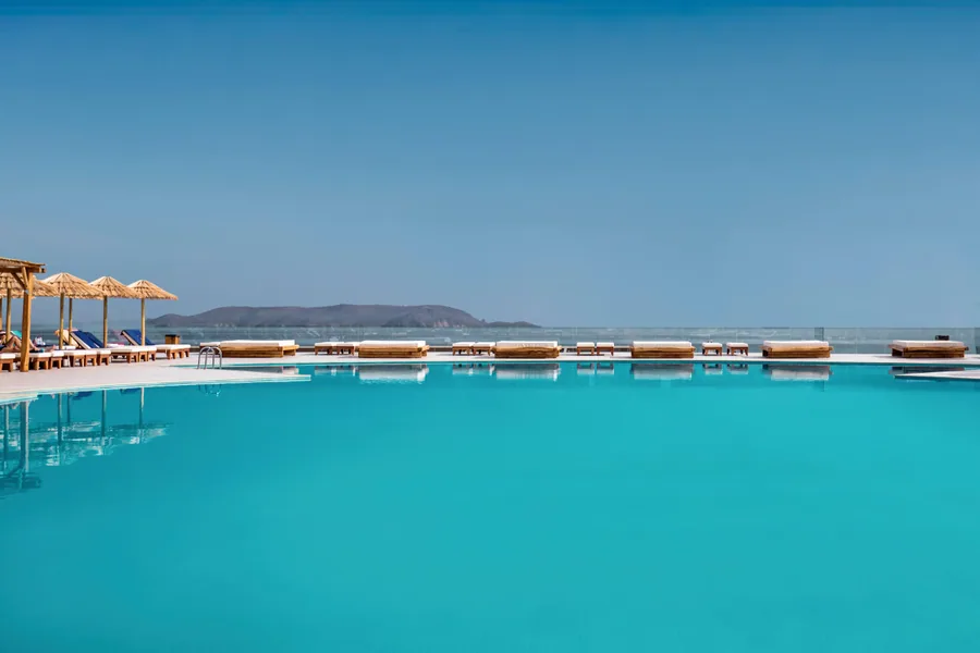 Piscine design spectaculaire du Mitsis Rinela Resort, Kokkini Hani, Crète