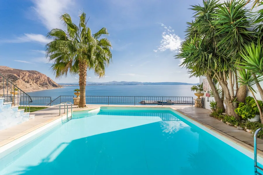 Vue dominante sur la baie d'Agia Galini depuis le balcon du Palazzo Greco, Crète Sud