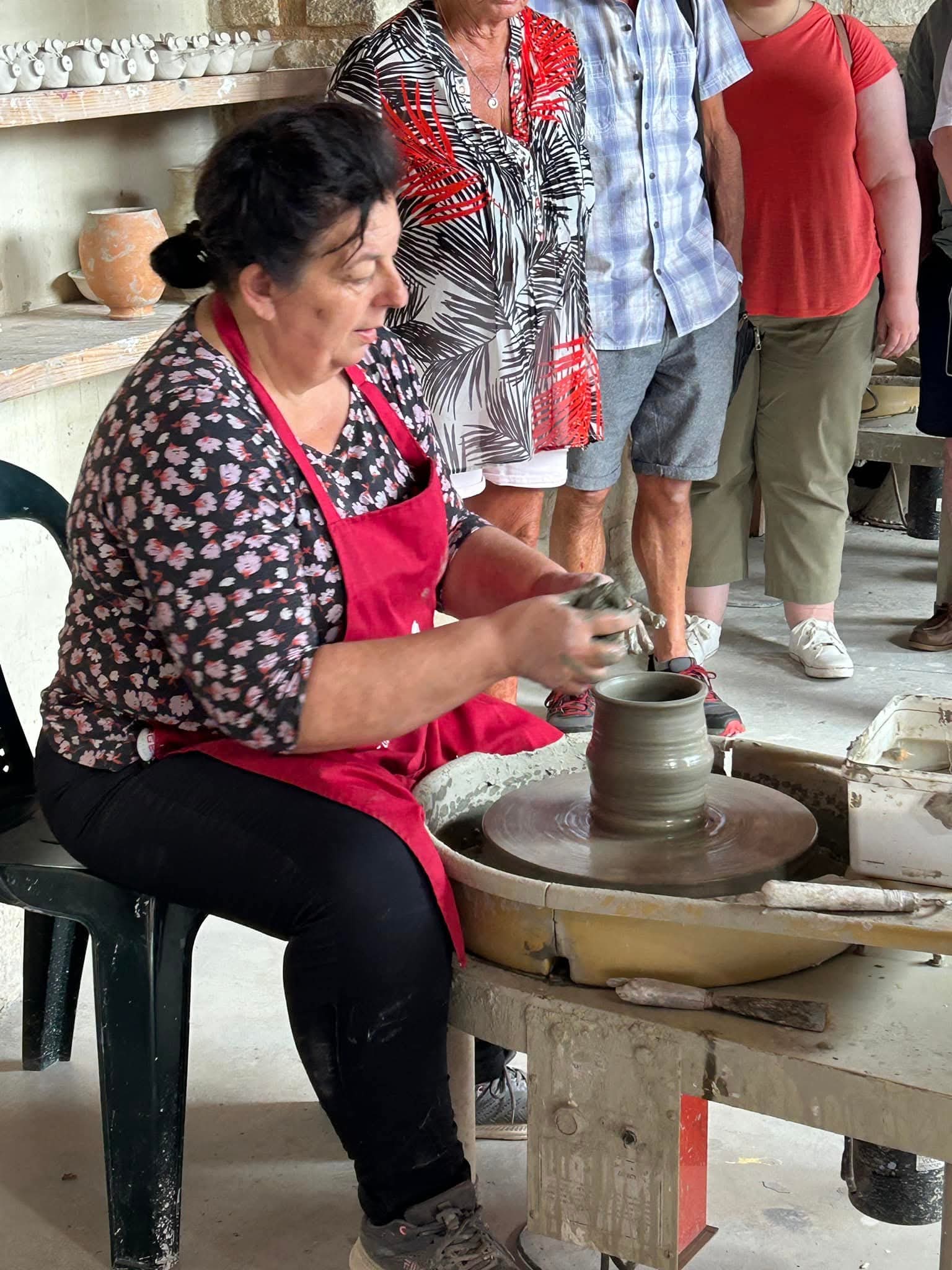 Margarites — The wheel, the clay and the gesture, before your eyes
